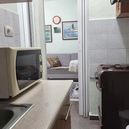 Edis's Corner Apartment *
